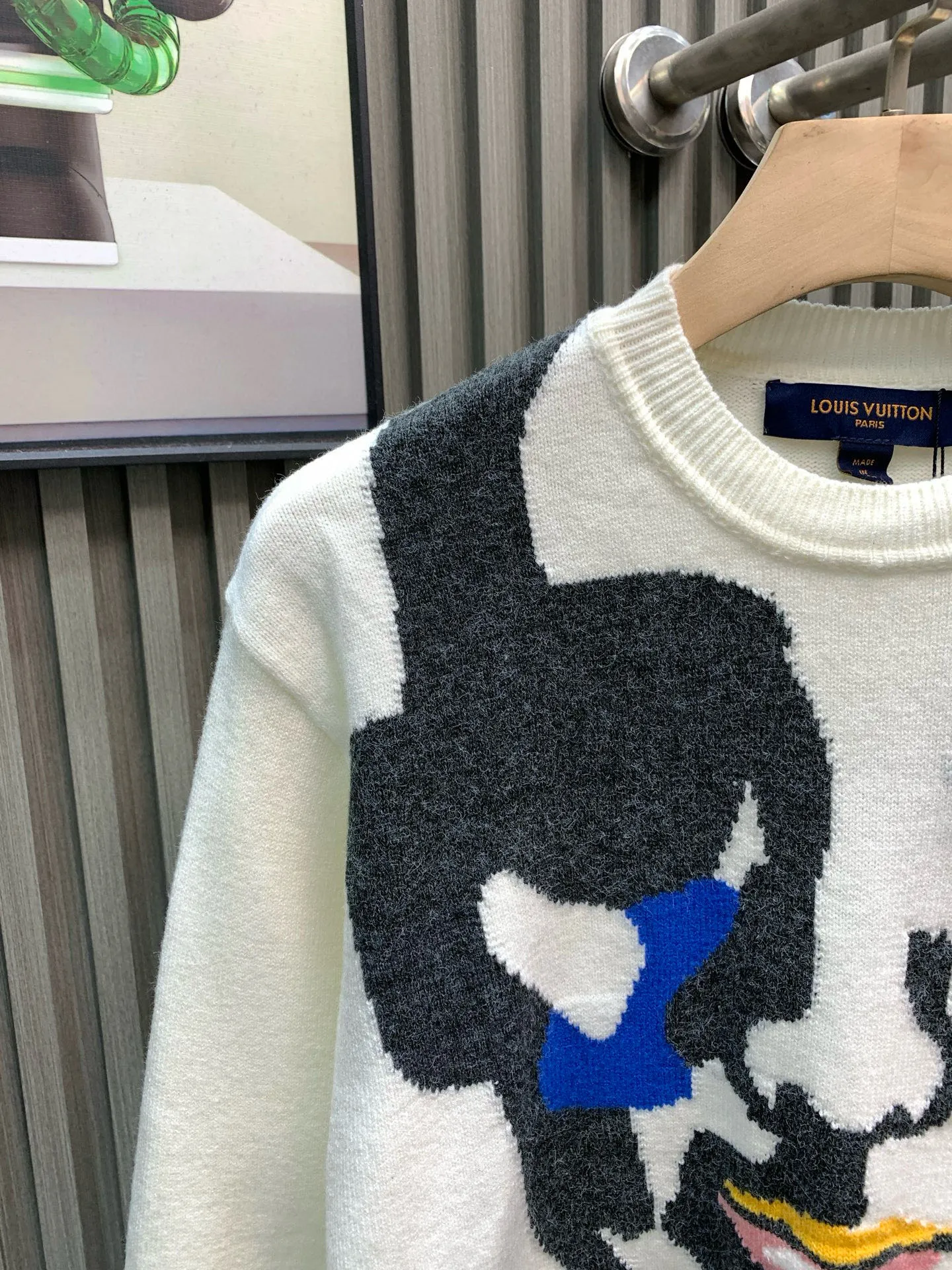 🅿️440 🀄️ Louis Vuitton 𝗟𝗢𝗨𝗜𝗦 𝗩𝗨𝗜𝗧𝗧𝗢𝗡 Intarsia plush crew neck sweater. A must-have human face sweater to summon the gods and goddesses. Both the material and design are high-end. The main body material is made of 100 cotton wool. It feels super soft and waxy. The color scheme is made of cashmere and wool blends. The position of the intarsia will be more hairy. There are 6 colors in total. The intarsia machine imported from Japan is made by Shima Seiki. This intarsia pattern is very difficult. There are more than 20 yarn feeders and dozens of yarns to make a pattern. The loss is huge and the process technology requirements are high. The key is that every color is colored spinning. The upper body is super fashionable and stylish. It must be worn~